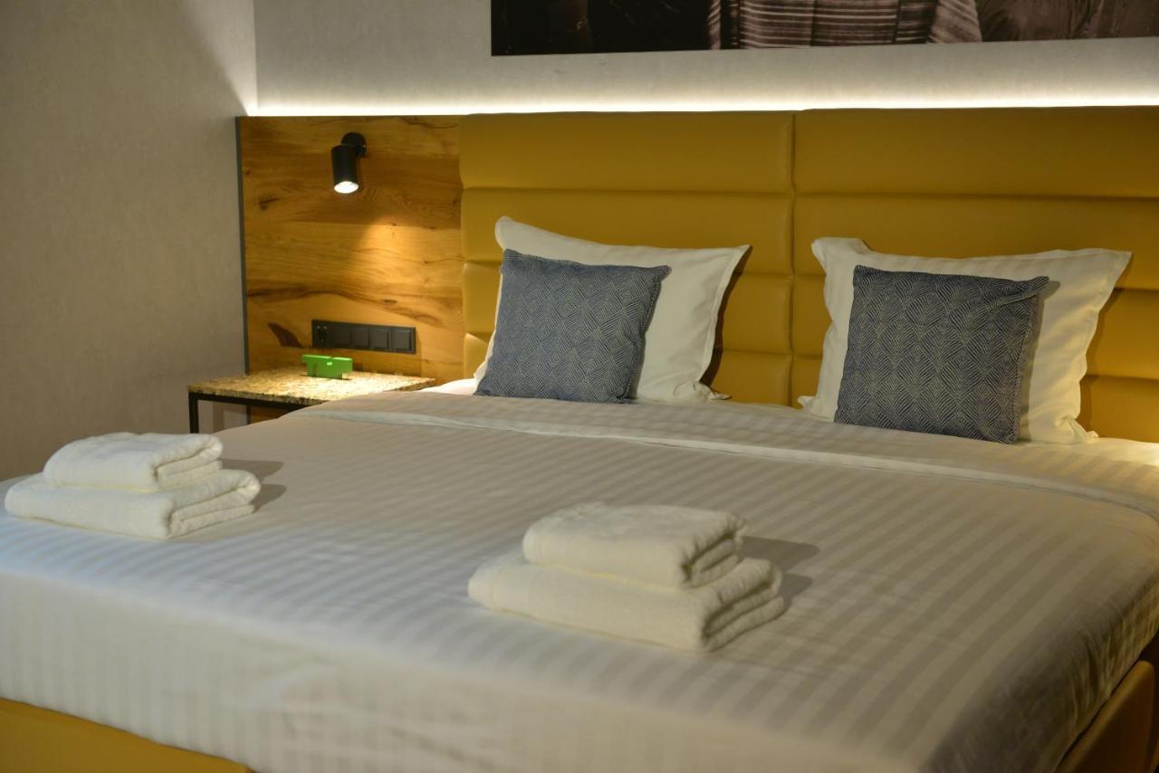 Mk Hotel Tirana Ринас Экстерьер фото A bed with a headboard