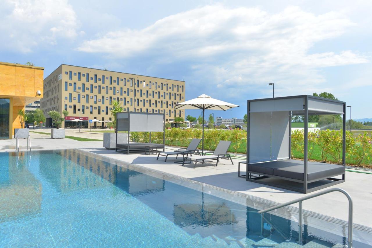 Mk Hotel Tirana Ринас Экстерьер фото The swimming pool at the hotel