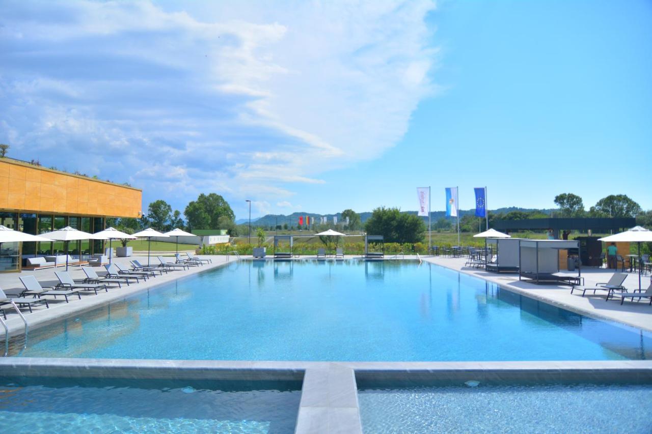 Mk Hotel Tirana Ринас Экстерьер фото The swimming pool at the complex