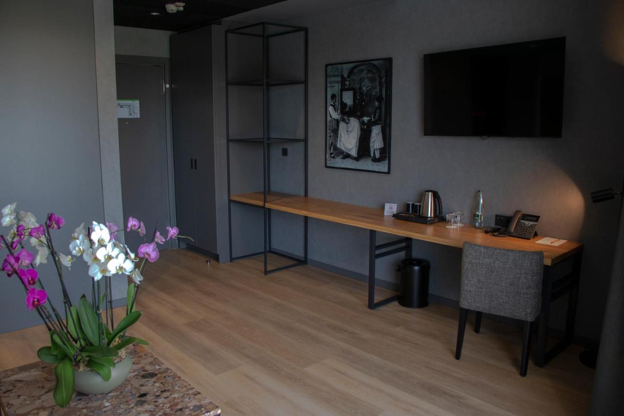 Mk Hotel Tirana Ринас Экстерьер фото A room at the hotel