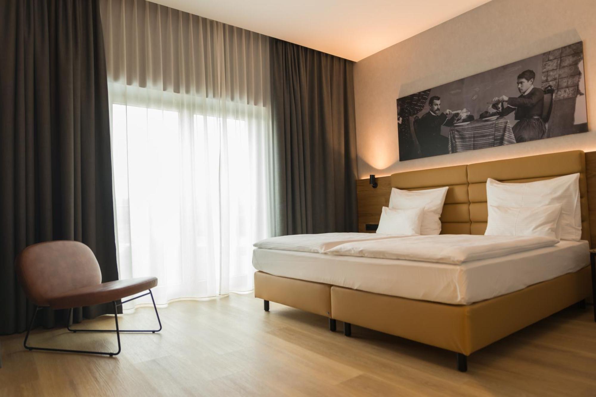 Mk Hotel Tirana Ринас Экстерьер фото A room at the Hotel Axelmannstein
